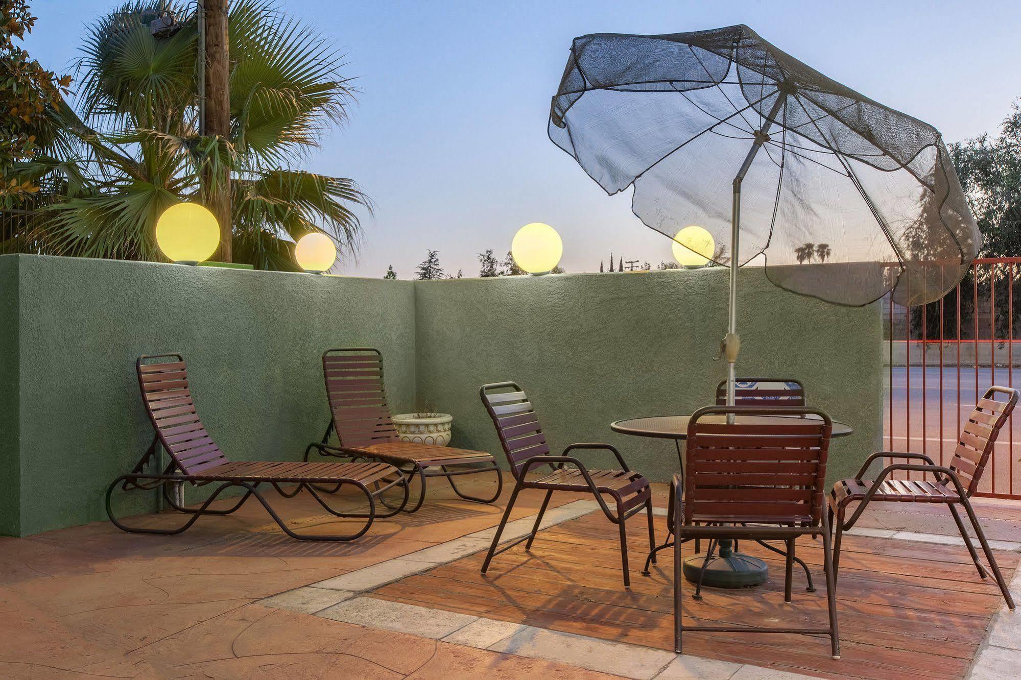 America'S Best Value Inn & Suites Bakersfield Central Exterior foto